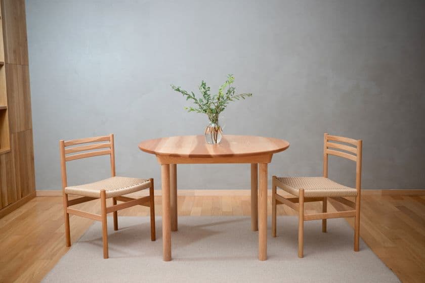 見過ごされていた木に新しい息吹を
オークヴィレッジ、希少な国産アサダ材を使用した
新作家具・小物を発売