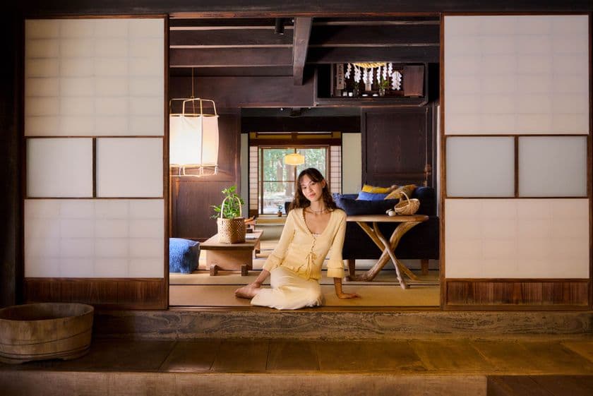 水原希子とローラが手がけるAirbnbの
「Akiya Design Project」予約開始
この秋、元空き家の古民家で特別な宿泊体験を