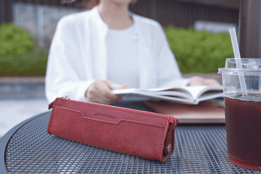 <Makuakeにて公開後からわずか1時間で目標達成>
“育てる革”プエブロレザーを纏った至高のペンケース
Alista Volareの新作「アヴィオ・プエブロ」が
Makuakeにて先行販売を開始