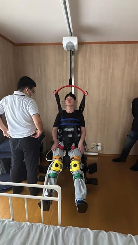 レール走行リフト「SSシリーズ」「つるべーTEN」で医療・介護連携を実現
重度頸椎損傷を負った若者の在宅復帰を支えた「伴走支援」事例