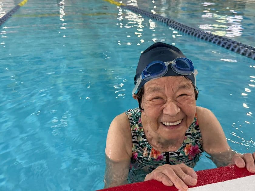 泳ぐ喜びを再び 97歳の挑戦が教えてくれるあきらめない力
~「やりたい」を支える地域の力。デイサービスが後押し~
