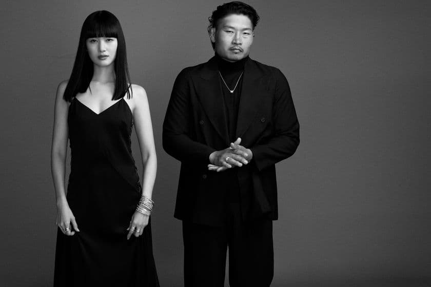 稲垣啓太×新井貴子 ファッションで初共演!
最新ヴィジュアルとスペシャルムービーを公開。
ブラック×ジュエリーのリンクコーデで“現代的なエレガンス”を描く。
メイキング&特別インタビューも同時解禁。