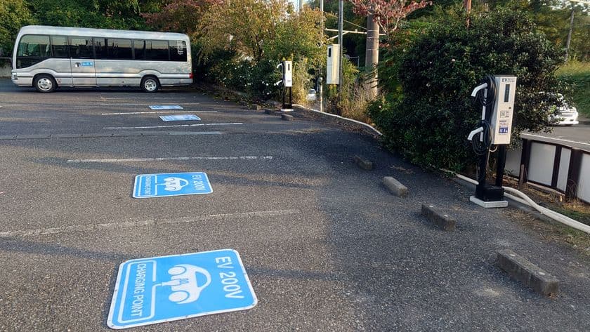 佐野市の宿泊施設「仙水閣」、EV充電スタンドを
正式稼働開始 ~観光・ショッピング利用者の
利便性向上に向けた新サービス~