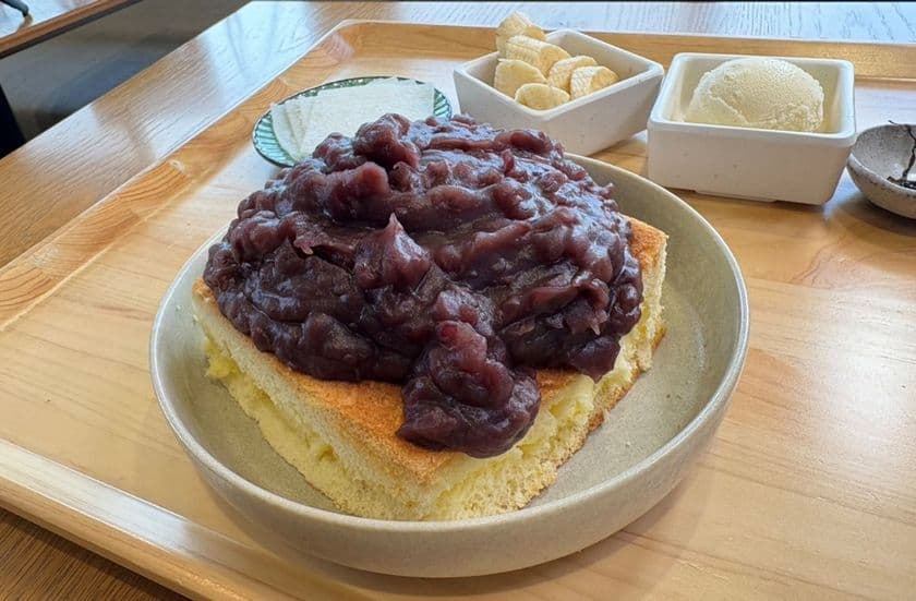 創業154年老舗和菓子店「又一庵」
マタイッコタベタイカフェより
あんこ好きの為のパンケーキが新登場!
丁寧に炊き上げた自家製餡とふんわりパンケーキが
お楽しみ頂けます!