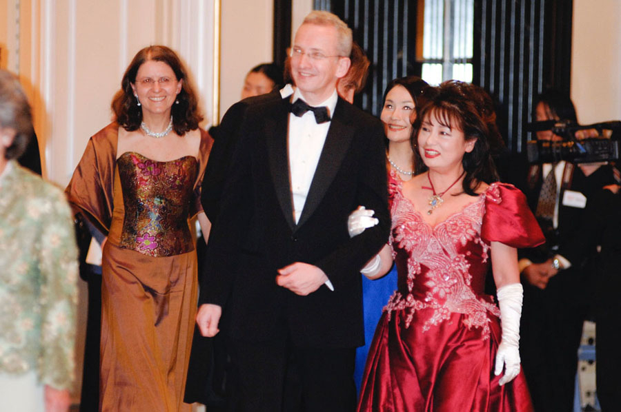 日本オーストリア修交140周年記念行事にて、デビュタントのドレスを