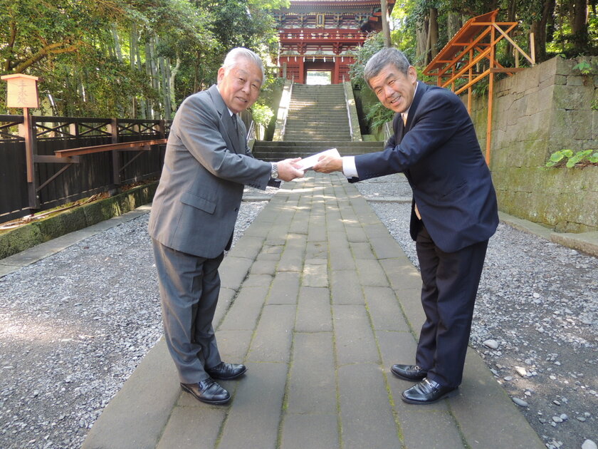 写真 左：久能山東照宮 落合偉洲 宮司様　右：当社代表取締役 小柳津正男