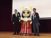 直虎ちゃんとデザイナーの時森さん(右)及び浜松市長(左)