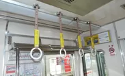 ユニークな吊り革広告