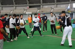 宮本氏は内野守備の基本を指導