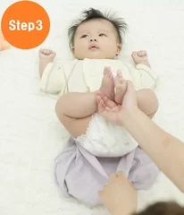 Step3：バルーンパンツのゴムを伸ばしてお尻と足を入れます。