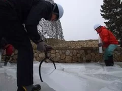 厚い氷が張ると、氷の切り出しを行う