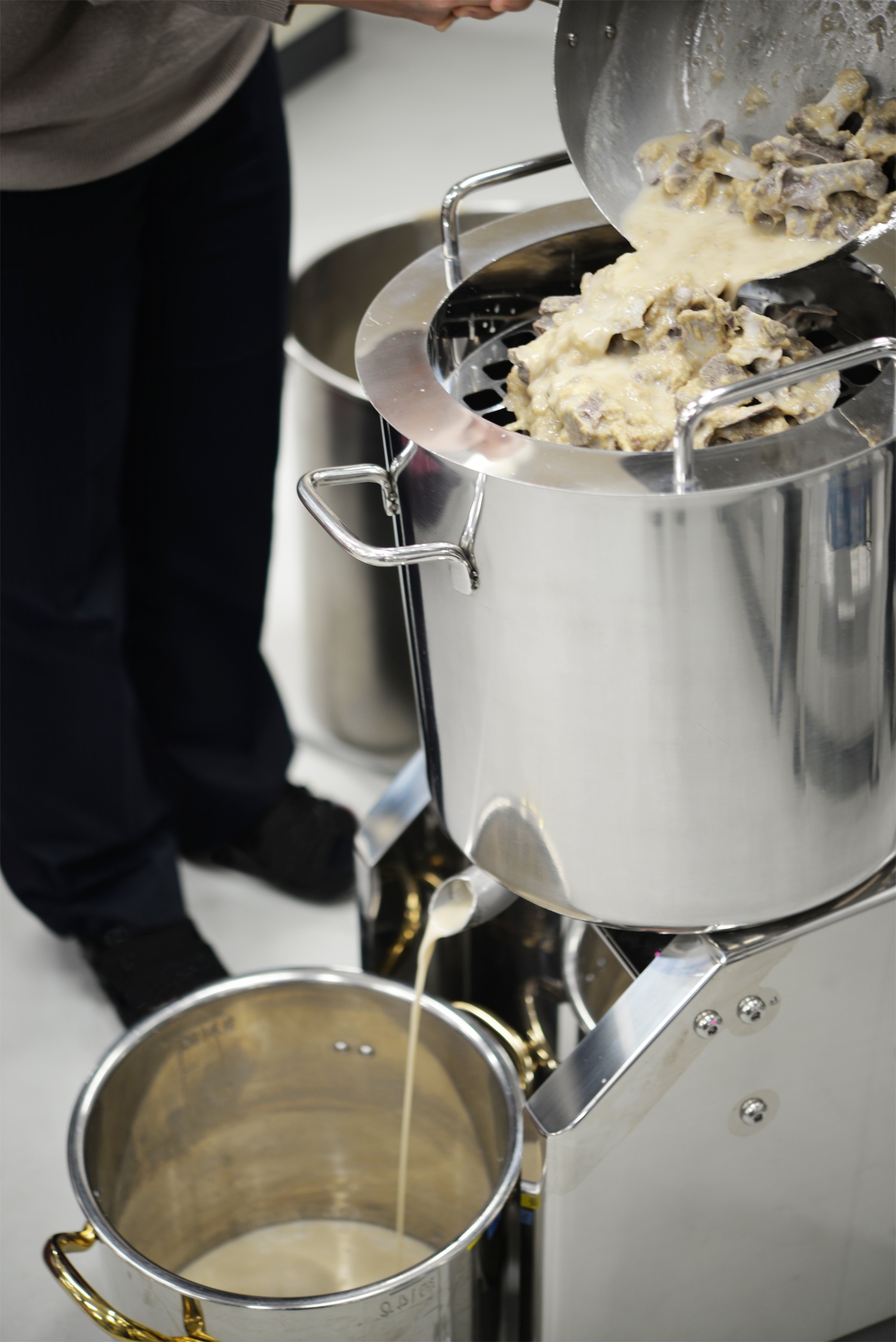 高濃度豚骨スープ60lを約5分で濾せる小型スープ濾し機が登場 ベテランも敬遠するスープ濾し負担軽減で人手不足も解消 株式会社大和製作所のプレスリリース