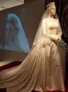ウエディングドレスは結婚式の映像と共に