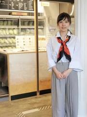 制服を着用する店舗スタッフ