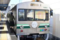 水間鉄道で走行するオリジナルヘッドマークを装着した列車（写真のオリジナルヘッドマークはサンプルの「駅すぱモール」デザイン）