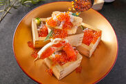 升飯にのった玉子・蟹の頂点に大量のいくらをぶっかける！大阪で『いくらぶっかけ船上海鮮ご飯』を500円で提供