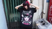 魔界人アイドル・椎名ひかりが「ピカレイザー」に？！　コアチョココラボのピンクバージョンTシャツを発売！
