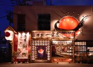 沖縄初上陸！博多豚骨ラーメン『博多一幸舎』が9/30オープン　造形集団が店舗デザインを手掛け、レンゲを使ったオブジェも！　ラーメンが無料で食べられるオープンイベントも開催！
