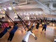 常温のスタジオでは、人気の高いファンクショナルトレーニング「TRX」もご用意