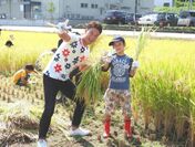 ＜イベントレポート＞熊本ご当地タレント高村公平さんが、地元の魅力を子どもたちに伝えた！『PREMIUM WATER 熊本復興イベント稲刈り体験』で自然に感謝