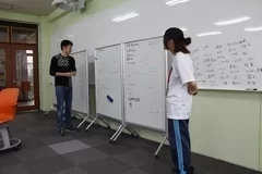 ネーミング指導を受ける学生