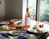 山梨ヌーボー解禁日(11月3日)に創業100年のワイナリー サドヤが今年収穫したぶどうから作った新酒ロゼワインを発売