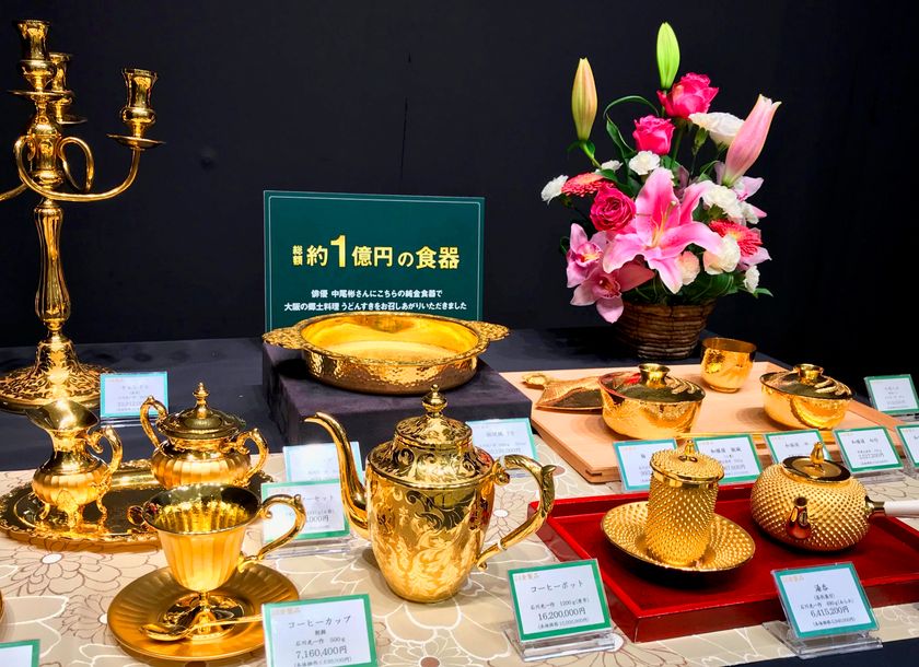 総額約1億円の食器に、来年の干支・黄金の柴犬親子!