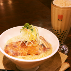 春水堂から台湾式とんかつが丸ごとのった”パーコー麺”新登場！『柚子塩排骨(パーコー)麺』が11月20日新発売　～汁麺全品でヘルシーな春雨麺のチョイスがスタート～