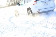 大雪原コースを走るドリフト