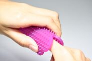 ゴム製品の会社が指・手・頭を揉みこむ『指圧代用具』を開発　インテックス大阪バリアフリー展で4月19日に発売！