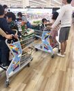 スーパーメイト、子供が立ち乗りできるショッピングカート「キッズステップカート」を新発売！　子供を2人乗せた状態でも買い物カゴ2個を載せられる大容量仕様