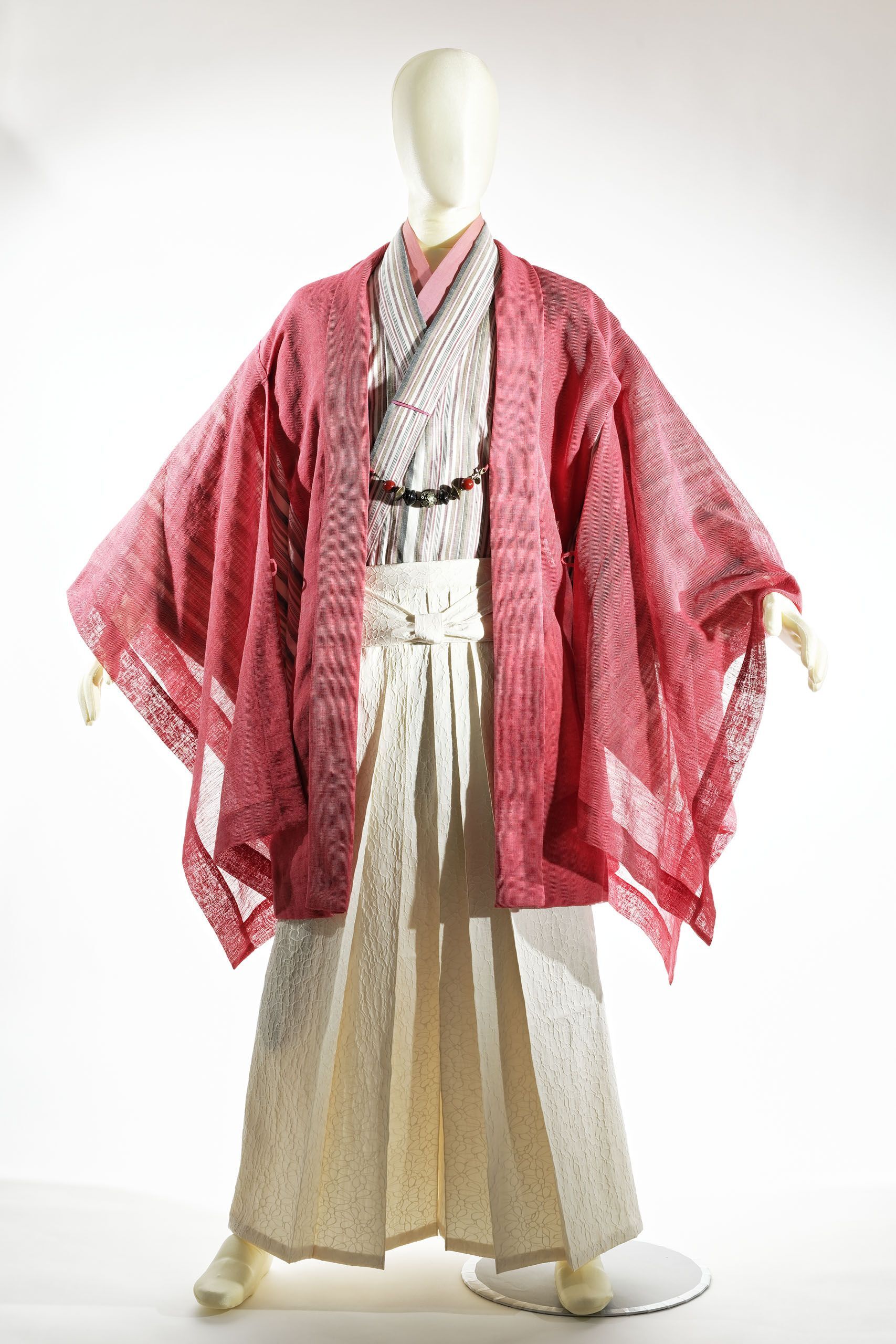 次世代のサムライ姿でおもてなし 袴と男和服の「和次元 滴や」夏