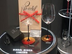 オーストリアのワイングラスの名門『リーデル』が、銀座店限定商品に箔一の金箔加工を採用