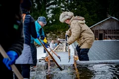 四代目徳次郎　天然氷の引き上げ