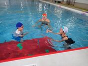 聾学校の児童に水泳教室を支援