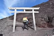富士山頂へお酒を運ぶ様子(2)