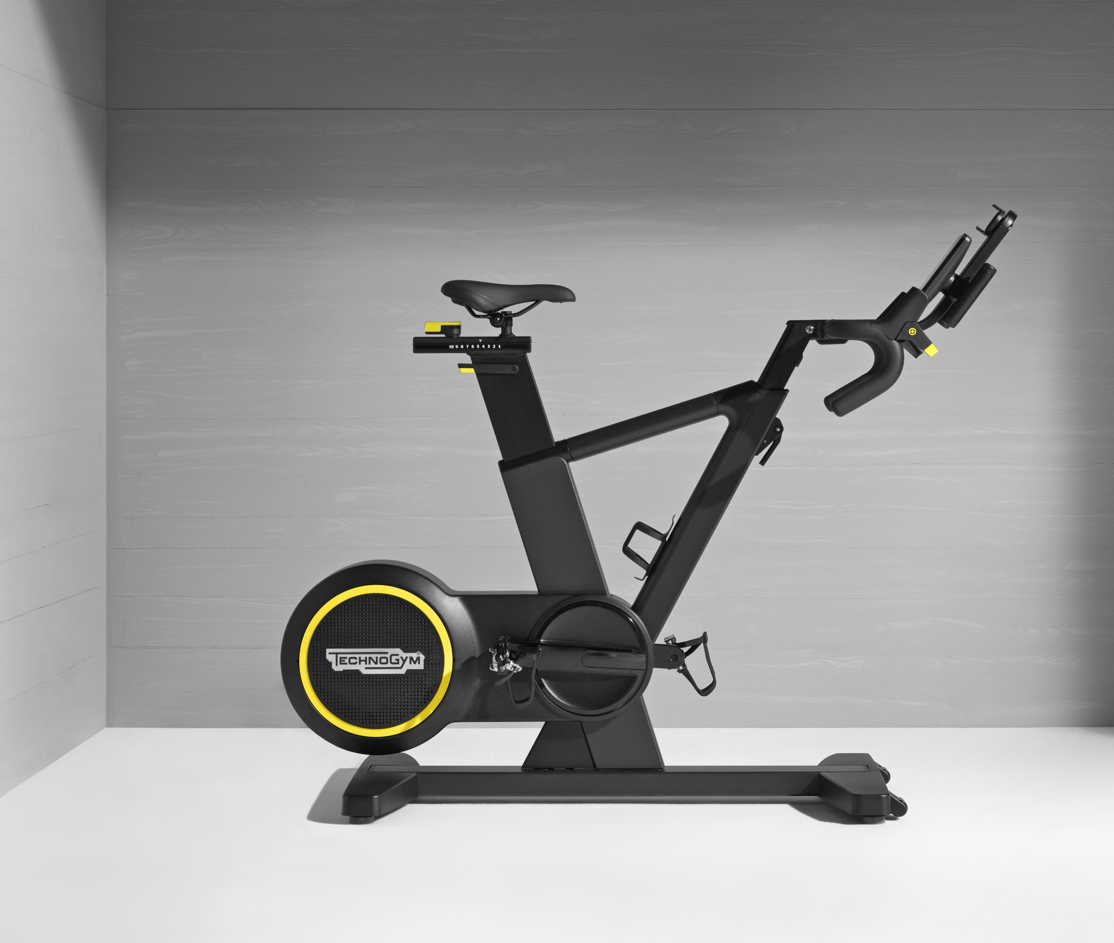 TECHNOGYMから新モデル『SKILL BIKE』登場 世界チャンピオンライダーと協同開発した革新的なインドアバイク｜テクノジム  ジャパン株式会社のプレスリリース