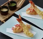 揚げたての鱈と海老の天ぷら 変わり塩で