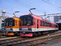 ９０３ー９０４号車（左）と９０１ー９０２号車（右）