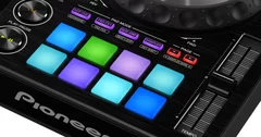 「HOT CUE」、「PAD FX」、「BEAT JUMP」、「SAMPLER」、「KEYBOARD MODE」 などの機能を操作できる「PERFORMANCE PADS」