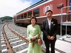 今田美奈子さん(左)　三陸鉄道・中村一郎社長(右)