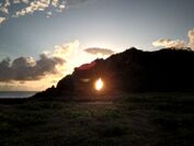 久米島で「ダイヤモンド朝日」を見られるシーズンが到来　1年で夏至の時期だけ見られる、「ミーフガー」の絶景