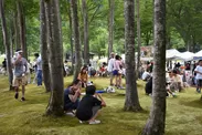 木陰でB級グルメを堪能　森林公園が隣接している(2)