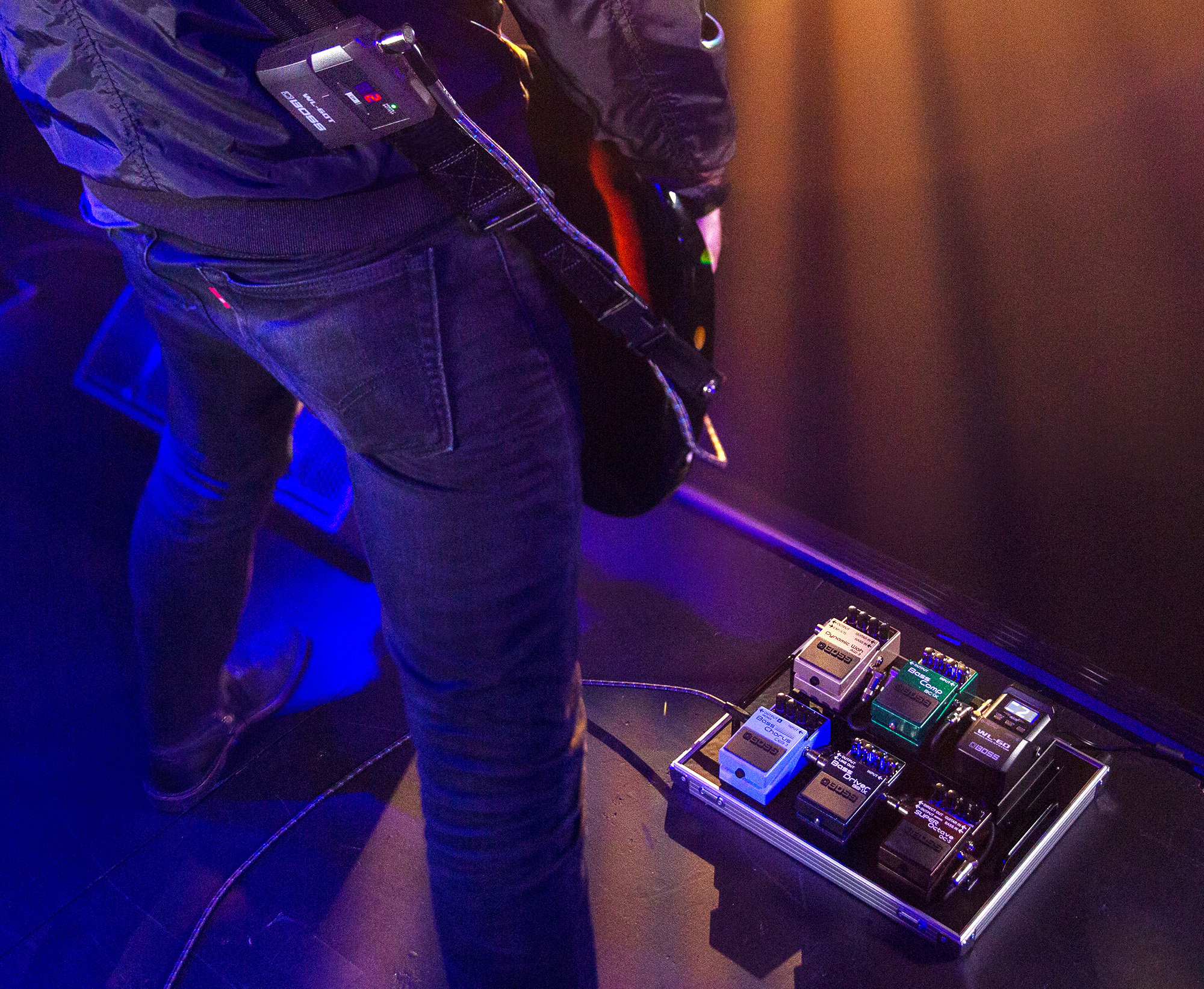 ライブ・ステージで快適に演奏できる小型・高音質設計のギター用