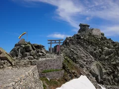 標高3,003m雄山山頂。天空の社「雄山神社峰本社」