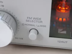 【FM WIDE SELECTOR】FMとワイドFMをスイッチで切り替えられる。