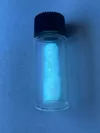 紫外光下でのグラフェン量子ドット＋シリカ系無機材料の複合体の粉体