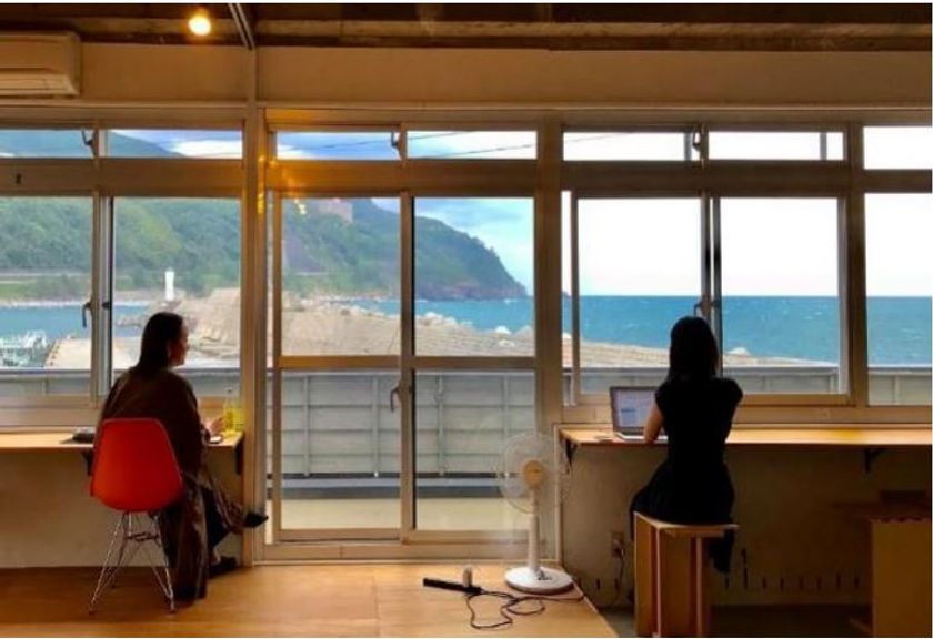 温泉の新しい活用法
ゆったりとした風景から新しいアイデアを
大分、静岡の温泉地で湯治+テレワーク
『ゆこゆこ』が静岡県・稲取温泉のサテライトオフィスを開始