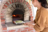手作りの窯でピザ焼き体験