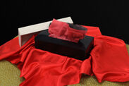 高級保湿カラーティッシュ『漆ティッシュ』が12月9日(月)より販売開始！赤と黒の斬新なカラーと4枚重なった贅沢なつくり